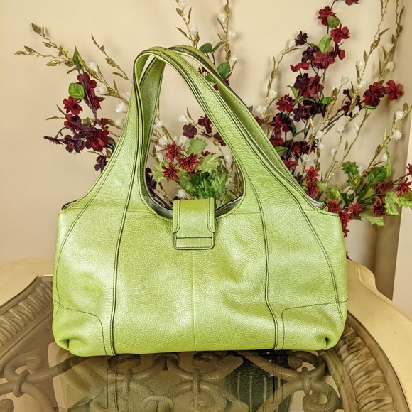 Kenneth Cole Reaction Green Leather Purse - Picture 2 of 13